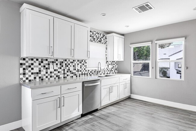 Photo - 2914 E 5th St Unidad 2914