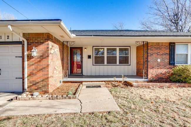 Building Photo - Three bed home in the heart of The Village