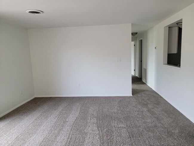 LR looking towards hallway - 1001 Nanroc Dr Unidad 30