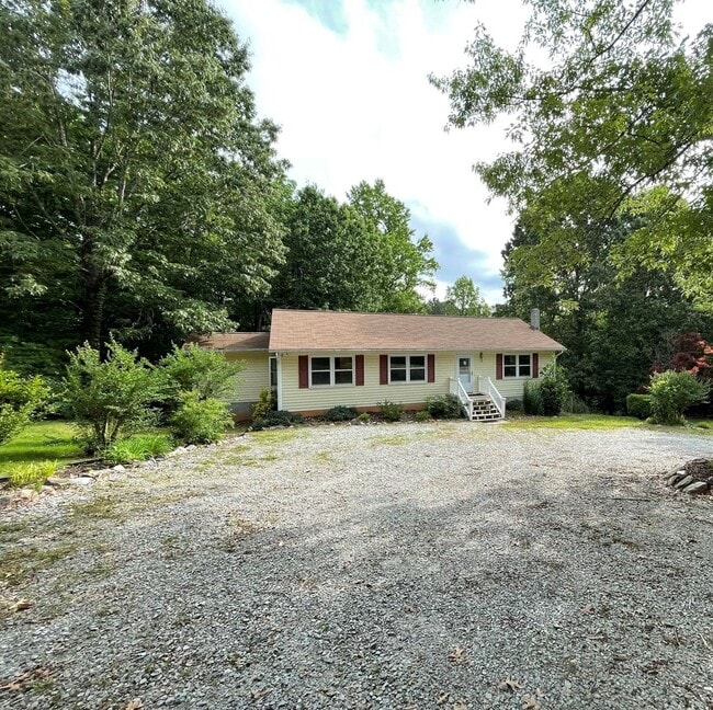 Building Photo - 3 Bedroom Home on a Serene Setting