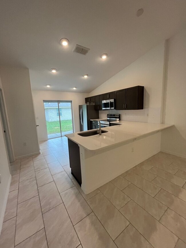 Building Photo - NEWER Duplex 4 Bed 2 bath on Cul-de-sac!!!