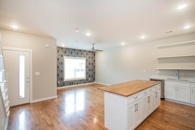 Photo - 3637 Hydes Ferry Rd