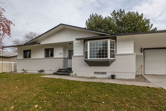 Photo - 4 BED 2 BATH HOME WITH BONUS ROOM IN IDAHO FALLS