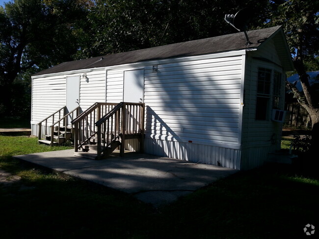 Building Photo - 9588 NE Jacksonville Rd Rental