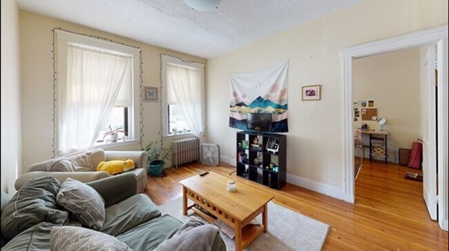 Building Photo - 2BR 1Bth unit. Heat/Hot Water included. Great location!