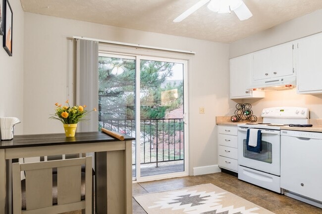 Photo - The Colonial Apartments