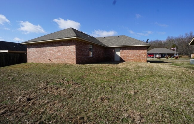 Photo - 3 Bed 2 Bath House With 2 Car Garage.