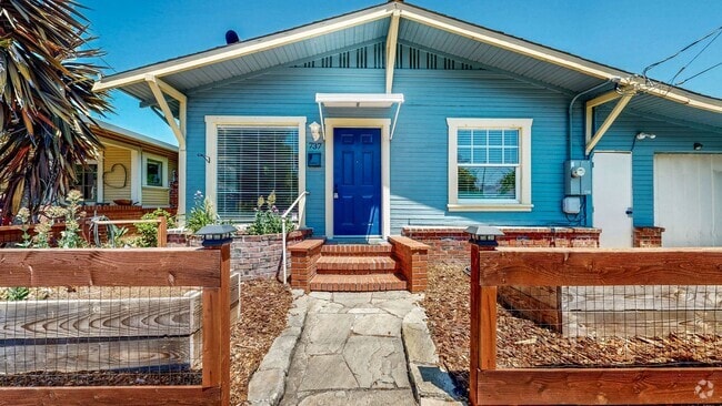Building Photo - Charming 2 Bedroom 1 Bathroom Single Famil... Rental