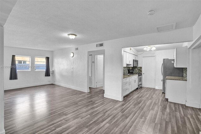 Photo - 2100 Service Rd