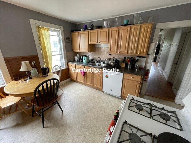 Building Photo - 18 Lincoln Pky Unit 2T