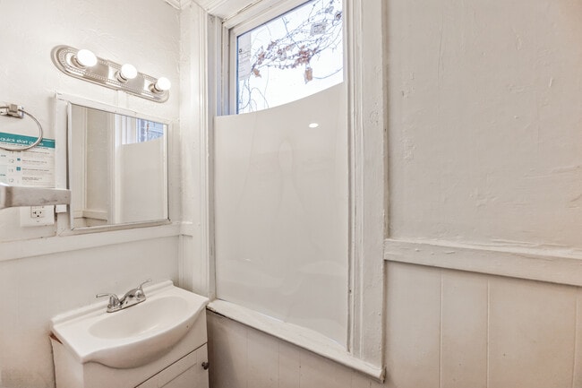 Photo - 657 W King St