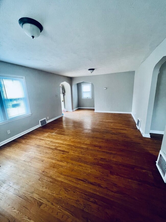 Photo - Large 2 bed 1 bath Duplex in Dundee!