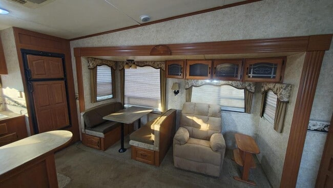 Building Photo - Wocus St  Klamath Falls Unit 1