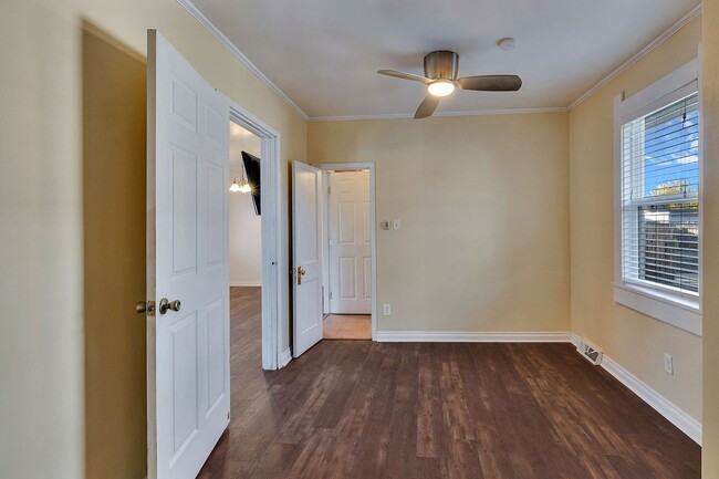 Photo - 4933 Irving St
