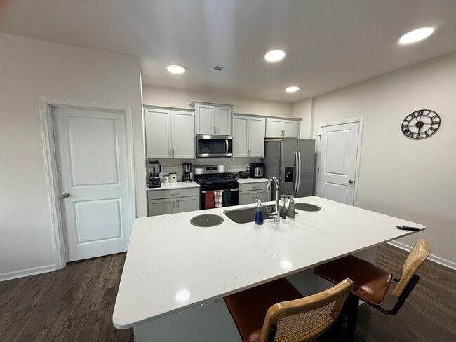 Photo - 932 Greyford Ln