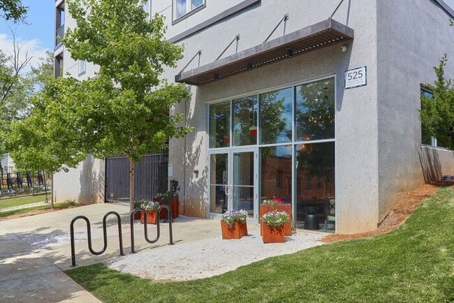 Photo - 525 Parkway Dr NE