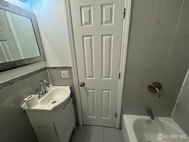Building Photo - 3 Delafield St Rental