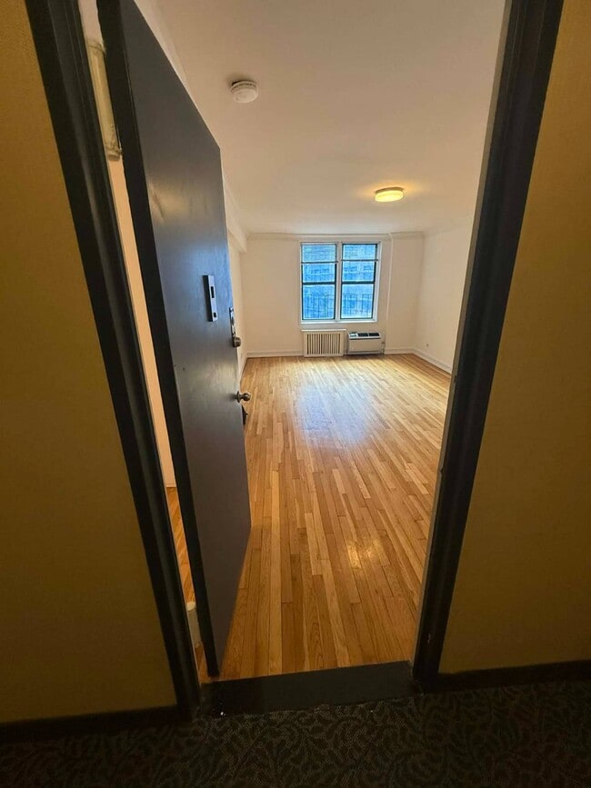 Photo - 305 W 13th St