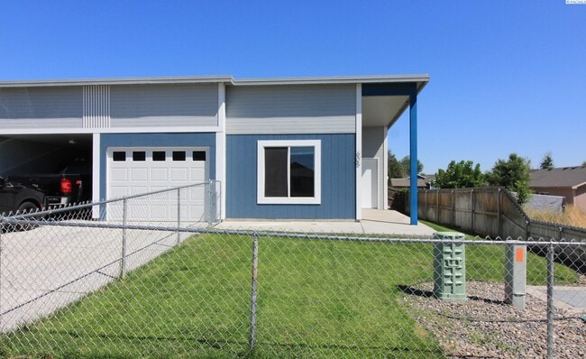 Building Photo - 3 bed, 2 bath townhome in Pasco