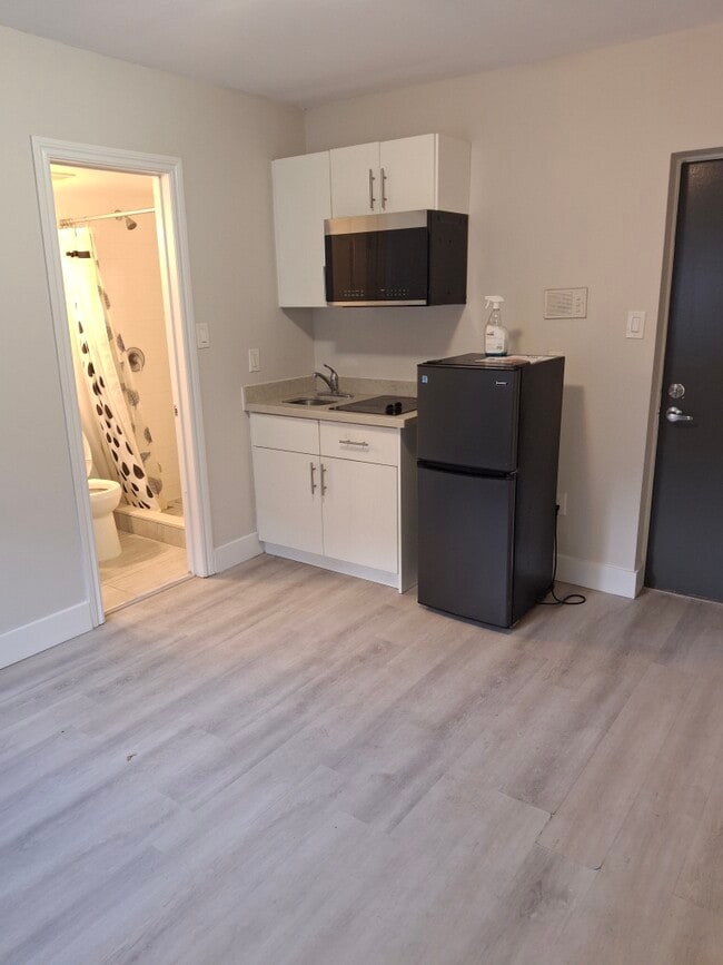 Building Photo - Bachelor Apartment in lovely building! Unit 105