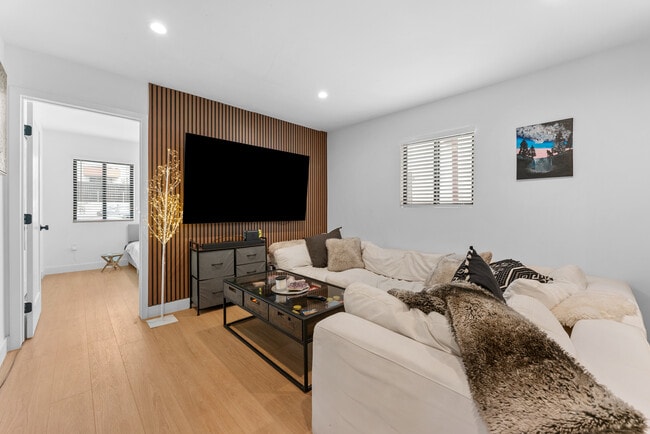 Building Photo - 351 S Catalina St Unit 351