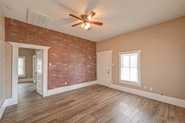 Photo - 406 Woodward St