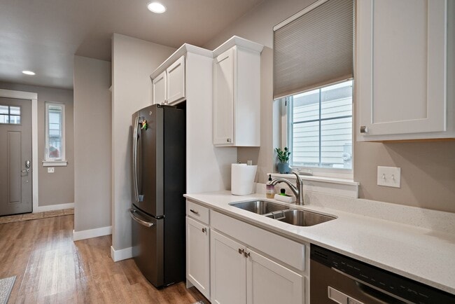 Photo - Modern 4-bedroom 3-bathroom Home