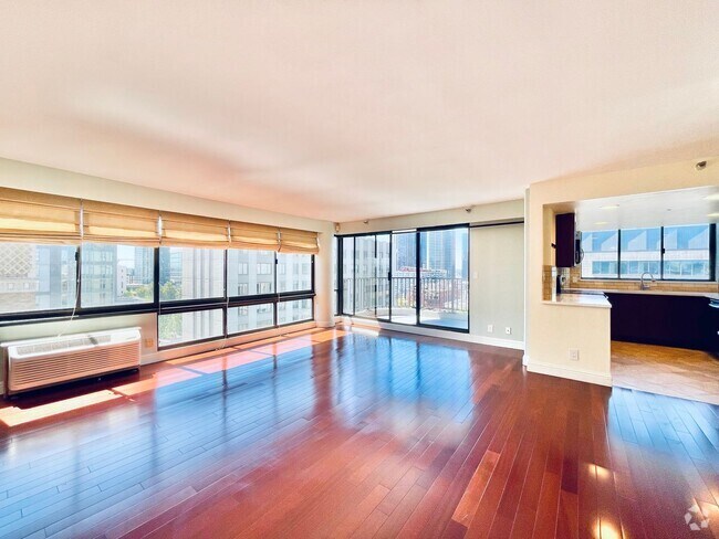 Building Photo - Spacious 2 Bedroom Condo with Private Balc...