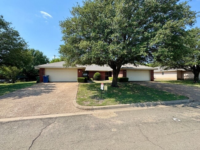 Building Photo - Duplex Rental