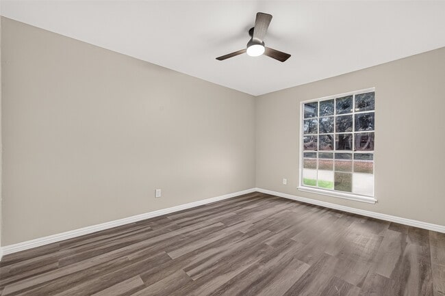 Building Photo - 2013 Long Dr