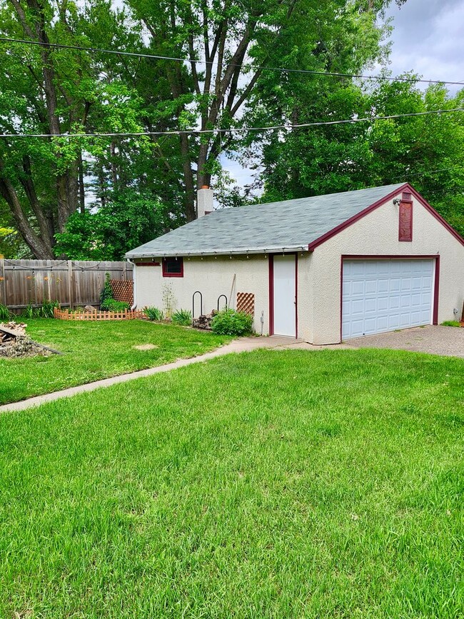 Photo - 3 bed-2 bath Home for rent in Roseville, MN
