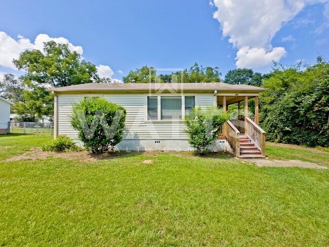 Building Photo - 3-Bedroom Home w/Large Yard in Minor Neigh...