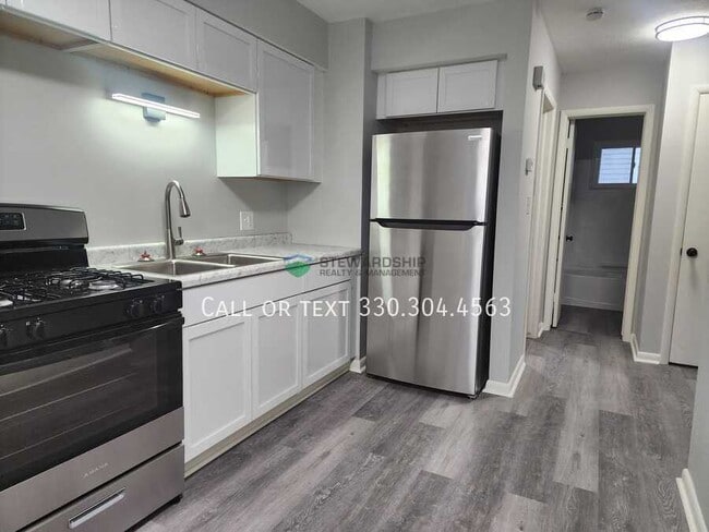 Photo - 2557 Edwin Ave