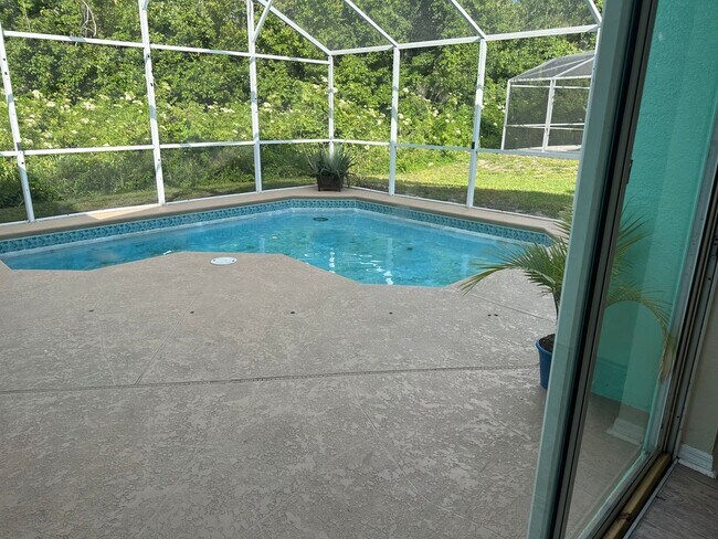 Photo - Gorgeous Large 4 Bed / 3 Bath Pool Home in...