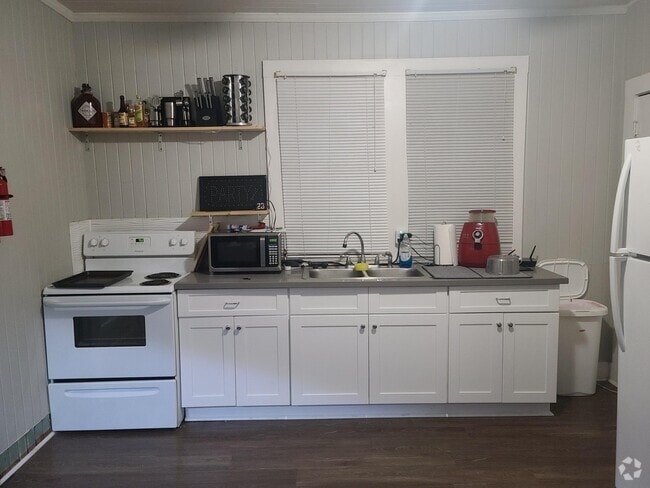 Building Photo - 411 W Taft St Unit Apt. C