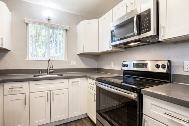 1BR, 1BA - 655SF