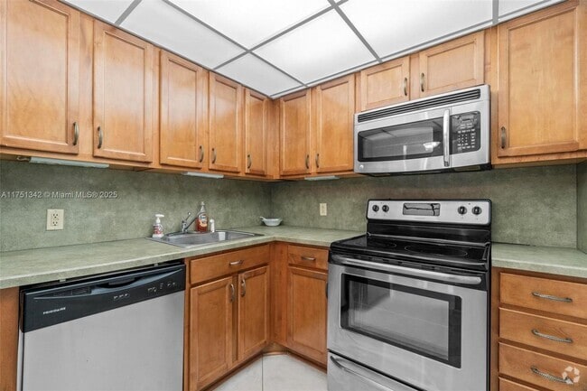 Building Photo - 201 N Ocean Blvd Rental