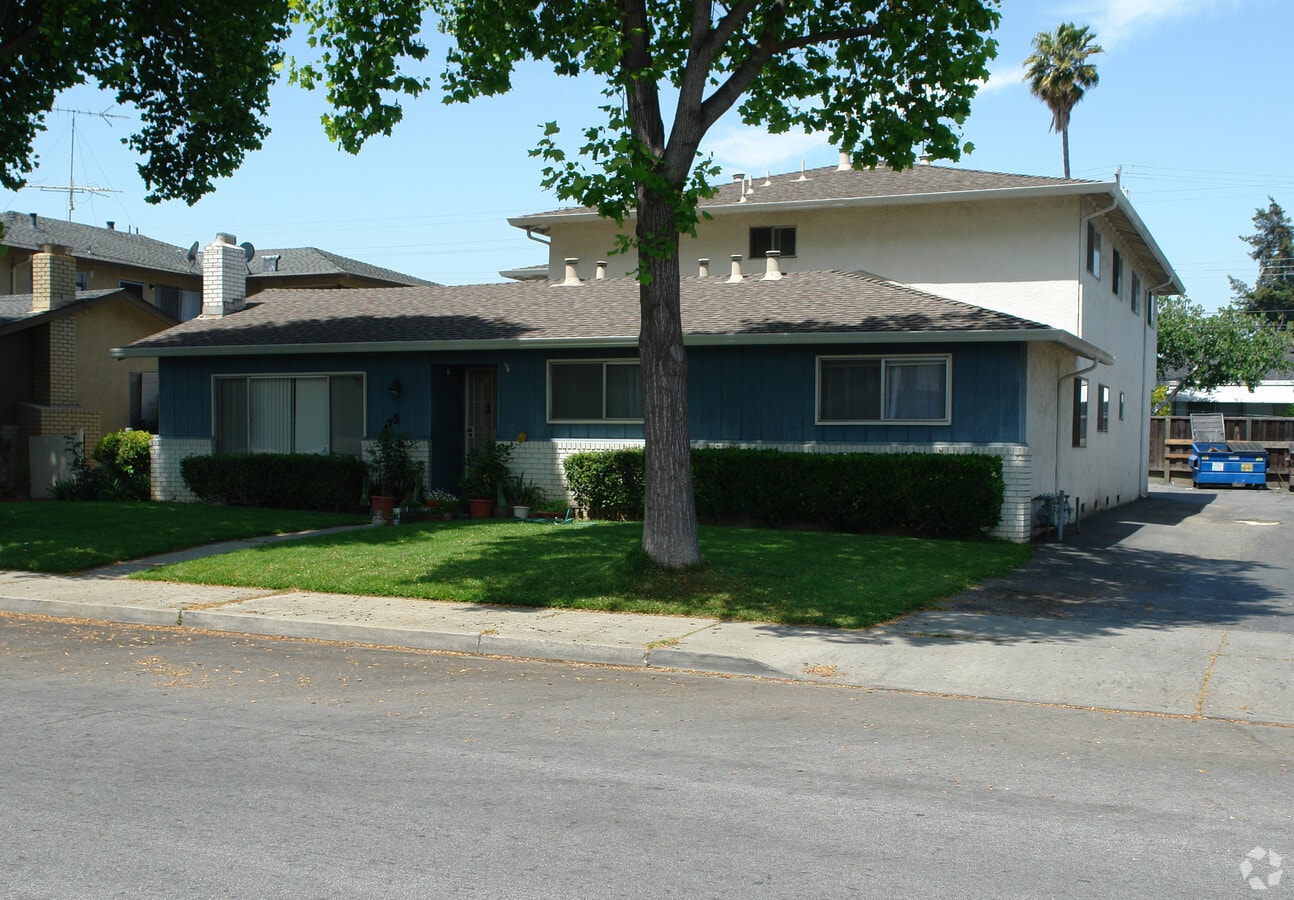 Photo - 475 Firloch Ave