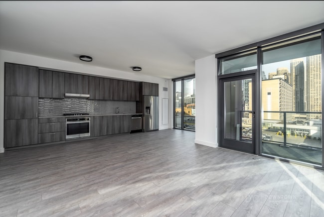 Photo - 823 W Madison St Unidad 519