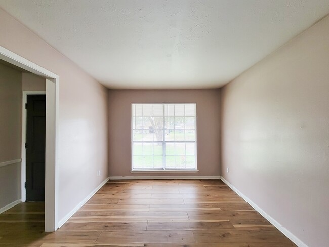 Photo - 2114 Yorktown Ct N