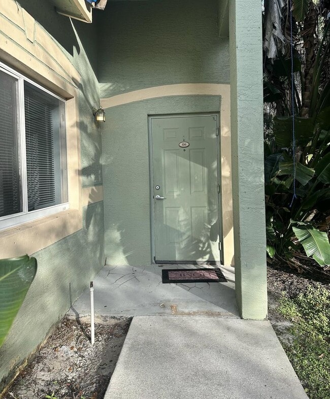 Building Photo - 220 Crestwood Cir