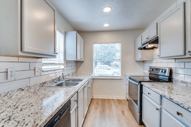 Photo - 5913 Maple Ln