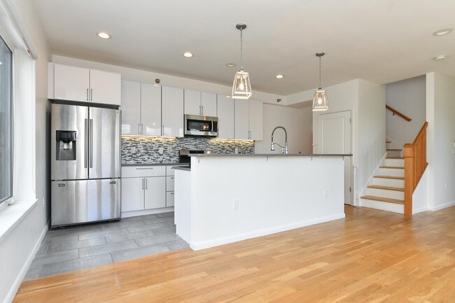 Building Photo - 58 Giles Ave Unit 3