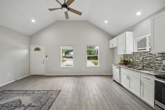 Photo - 396 Westchase St