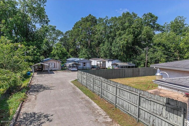 Building Photo - 436 E Pont Des Mouton Rd Unit building b