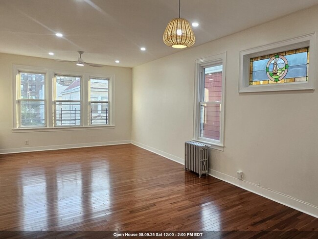 Building Photo - 151 W 33rd St Rental