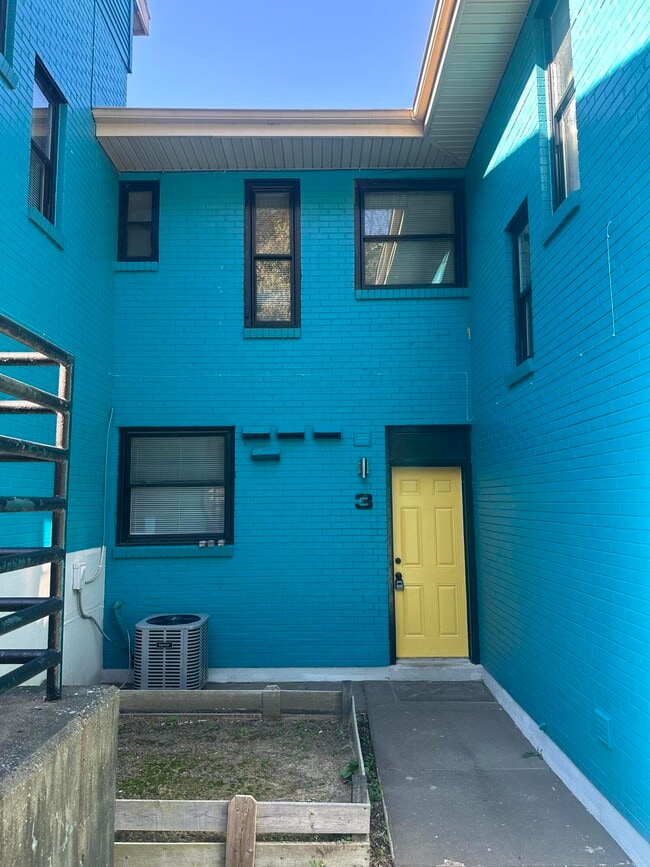 Building Photo - 715 Wilkinson Blvd Unit 3