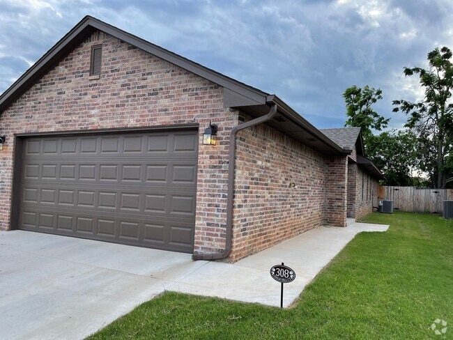 Building Photo - Walk to downtown Edmond!  3 bed 2 bath 2 c... Rental