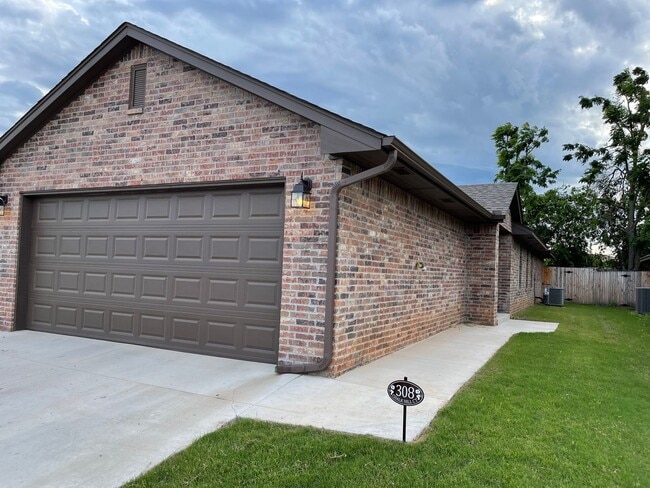Walk to downtown Edmond! 3 bed 2 bath 2 c... - Walk to downtown Edmond!  3 bed 2 bath 2 c... House