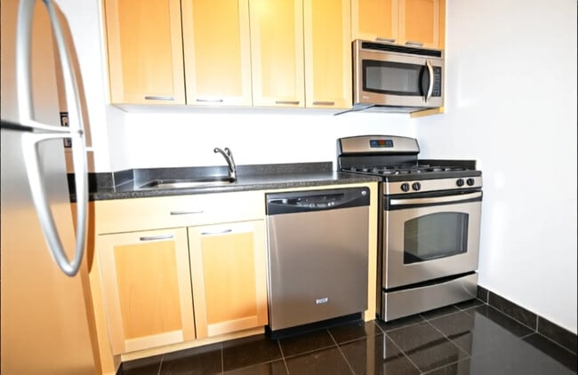 Photo - 449 W 50th St